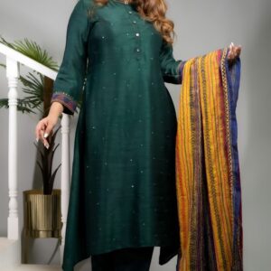 Woman in green kurta with colorful dupatta at a Kolkata event.